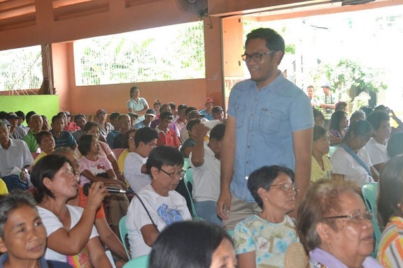 Japo facilitating a local farmers' general assembly. Photo credit: Alabat IT Staff