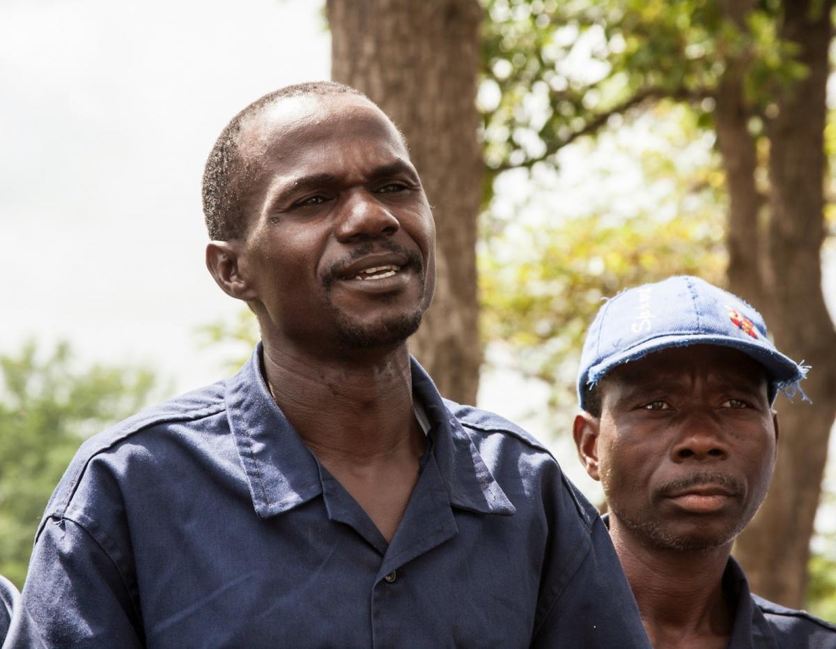 Mr Yefarguia Kone explaining facts to me in the field,  Côte dIvoire.  © IFAD/Mariajose Silva Vargas