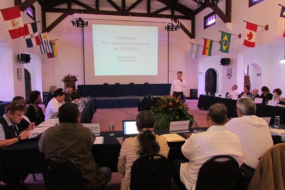 Presentación y discusión participativa de la propuesta de reestructuración para avanzar hacia un FORAGRO más eficaz, sostenible e inclusivo.