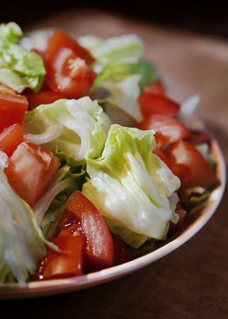 A plate of iceberg salad and tomatoes - Pu Nisio